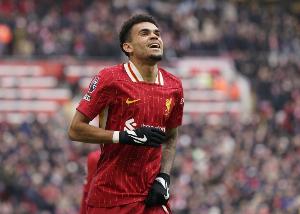 记者：利物浦等待拜仁再次报价迪亚斯，两家俱乐部保持沟通