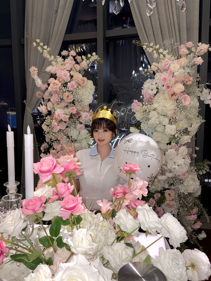 🎂杨瀚森女友晒照庆23岁生日👻网友从窗户剪影抓到小杨